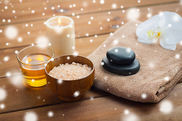 Image showing himalayan pink salt with honey and bath towel