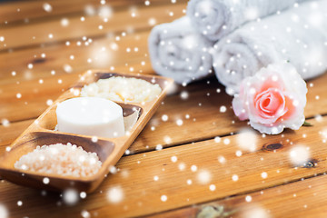 Image showing soap, himalayan salt and body scrub in bowl