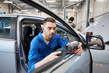 Image showing mechanic man with diagnostic scanner at car shop