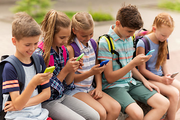 Image showing elementary school students with smartphones