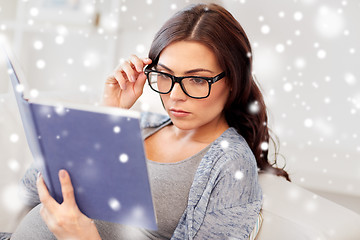 Image showing pregnant woman reading book at home