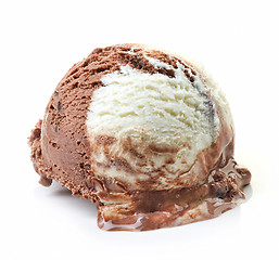 Image showing vanilla and chocolate ice cream ball