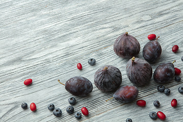 Image showing Fresh figs and blueberries