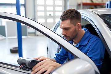 Image showing mechanic man with diagnostic scanner at car shop