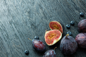 Image showing Fresh figs and blueberries