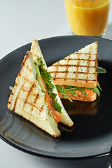 Image showing grilled salmon sandwich with juice.