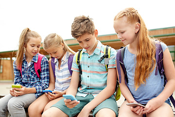Image showing elementary school students with smartphones