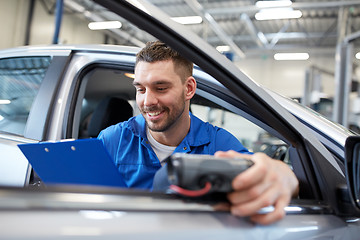 Image showing mechanic man with diagnostic scanner at car shop