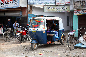 Image showing Auto rickshaw taxis on a road in Kumrokhali, West Bengal, India