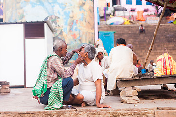 Image showing Shaving on the street, Varanasi