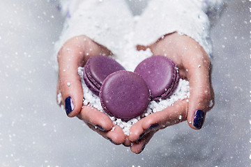 Image showing Bride hands with macarons