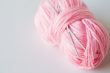 Image showing knitting needles and ball of pink yarn