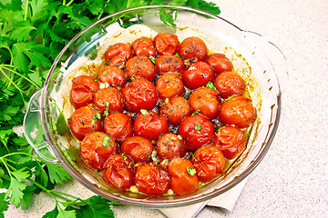 Image showing Tomatoes baked in glass pan on table