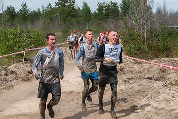 Image showing Team runs between stages in extrim race.Tyumen