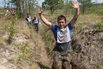 Image showing Team runs between stages in extrim race.Tyumen