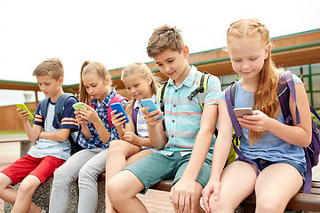 Image showing elementary school students with smartphones