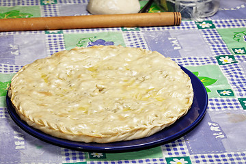 Image showing Closed meat pie on plate
