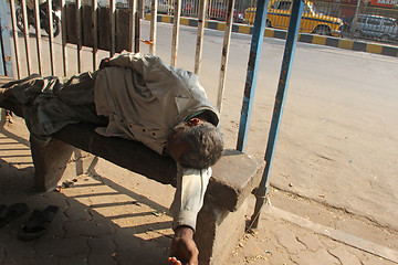 Image showing Homeless people sleeping on the footpath of Kolkata