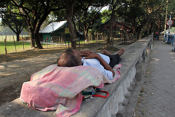 Image showing Homeless people sleeping on the footpath of Kolkata