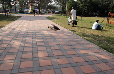 Image showing Homeless people sleeping on the footpath of Kolkata