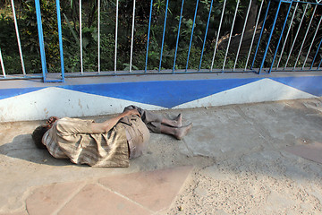 Image showing Homeless people sleeping on the footpath of Kolkata