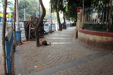 Image showing Homeless people sleeping on the footpath of Kolkata