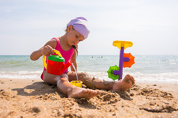 Image showing The girl in panama playing sand toys on the beach