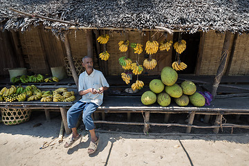 Image showing Malagasy old man selling fruit on the market