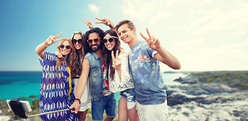 Image showing hippie friends with smartphone on selfie stick