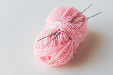 Image showing knitting needles and ball of pink yarn