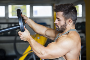 Image showing male bodybuilder preparing the weight