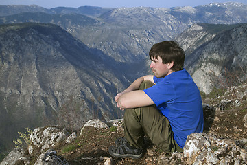 Image showing Tourist on a cliff