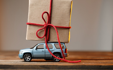 Image showing Card with car carrying gift