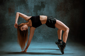 Image showing Attractive girl dancing twerk in the studio