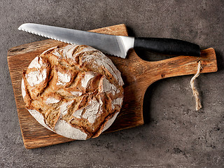 Image showing freshly baked bread and knife
