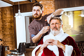 Image showing Santa claus shaving his personal barber