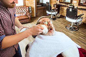 Image showing Santa claus shaving his personal barber