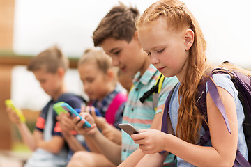 Image showing elementary school students with smartphones