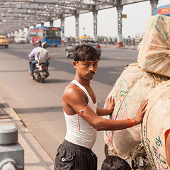 Image showing Man with load on the Howrah Bridge