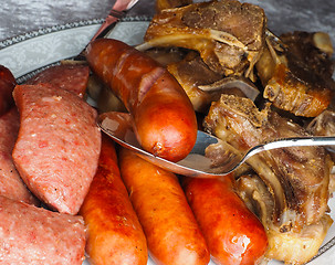 Image showing Closeup of a tray with delicious sausages and sheep ribs