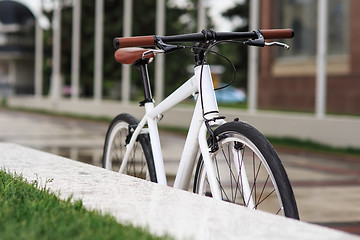 Image showing white fixed-gear bicycle on street