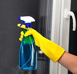 Image showing spray for cleaning window