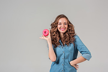 Image showing The smiling girl on gray studio background with round cake