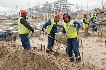 Image showing Workers do base under big oil tank