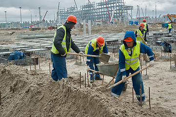 Image showing Workers do base under big oil tank