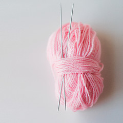 Image showing knitting needles and ball of pink yarn