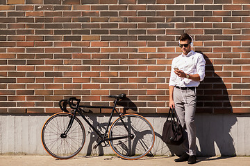 Image showing man with headphones, smartphone and bicycle