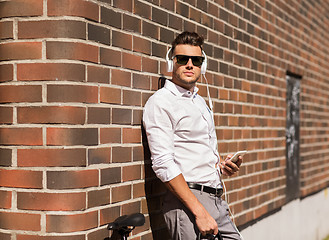 Image showing man with headphones, smartphone and bicycle