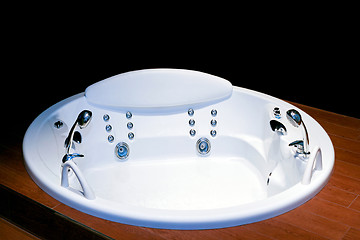 Image showing Round bathtub