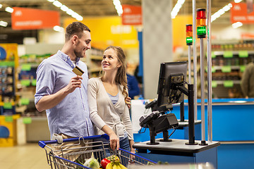 Image showing couple buying food at grocery at cash register